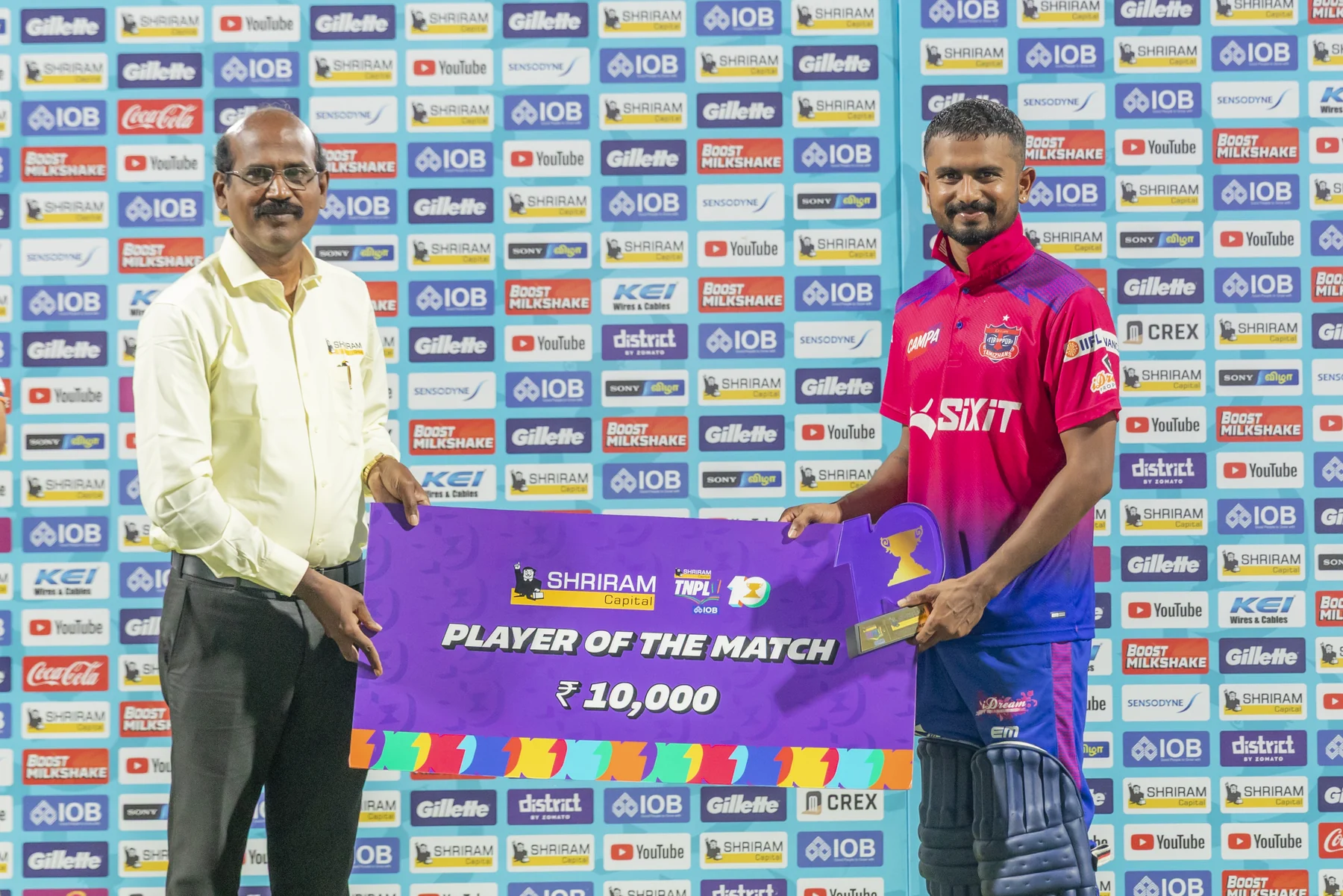 IDream Tiruppur Tamizhans player receiving the Player of the Match award